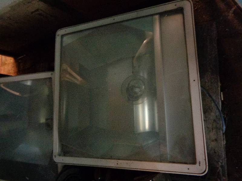 lot 32 image: Box Lights