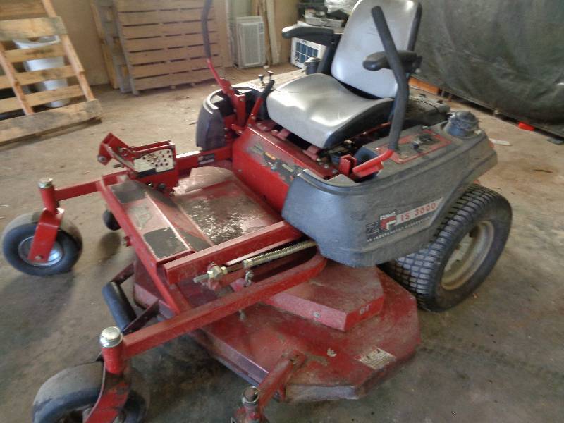 lot 01 image: Ferris 61 Cut Riding Mower