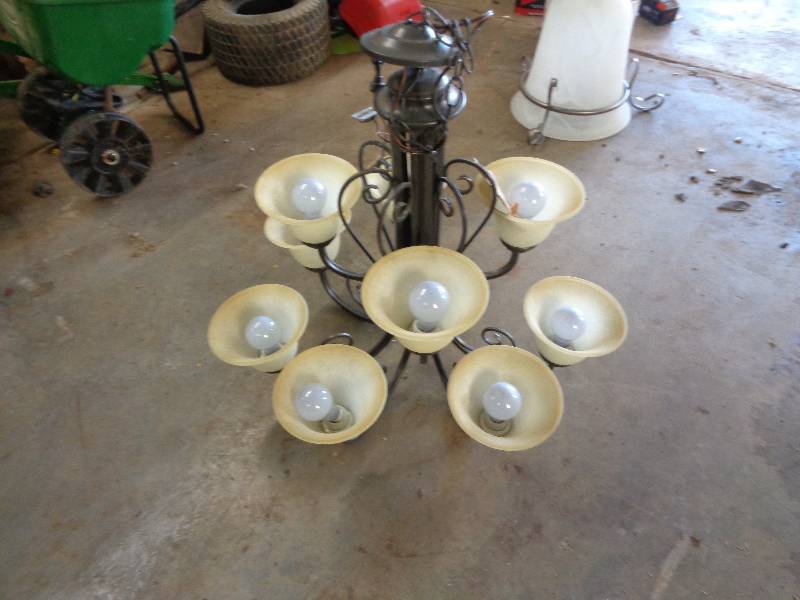 lot 31 image: Chandalier