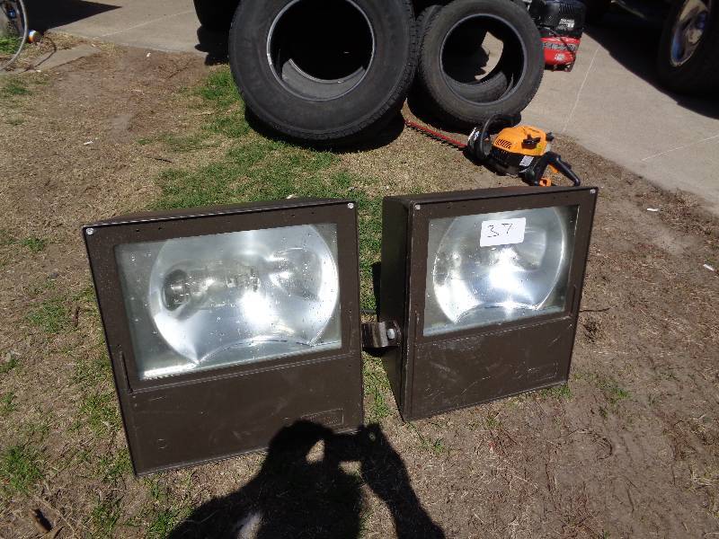 lot 48 image: 2 Halogen Light Boxes