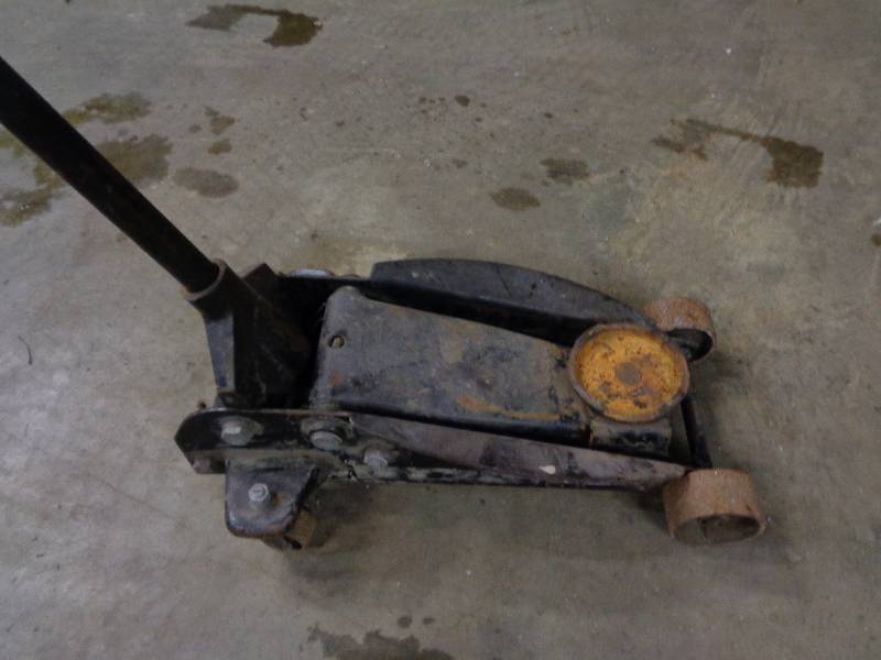 lot 50 image: Floor Jack