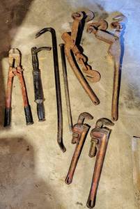 lot 8046 image: (8) Heavy Duty Antique & Vintage Tools - Cast Iron Sure Grip Nail Staple Puller, Pipe Wrenches, Bolt Cutters, Crow & Pry Bars, (2) Chain Cinches