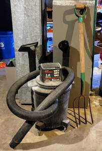 lot 8062 image: Sears Craftsman 6 Gallon Wet Dry Vac with Attachments  Pitchfork