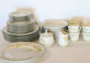 lot 8116 image: 39 Piece China Set with the Pattern called Charlene by Fine China of Japan - White Daisies with Green Leaves