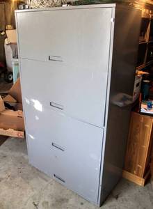 lot 8002 image: Heavy Duty Gray Metal Industrial Cabinet, 4 Pull Out Drawers, 62 x 36 x 18