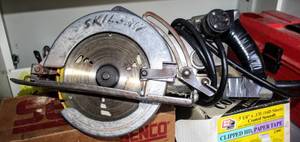 lot 8008 image: Professional Skilsaw Model 77 and Variety of (12) Blades and Discs