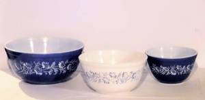 lot 8052 image: Set of 3 Nesting Blue & White Pyrex Bowls - Colonial Mist